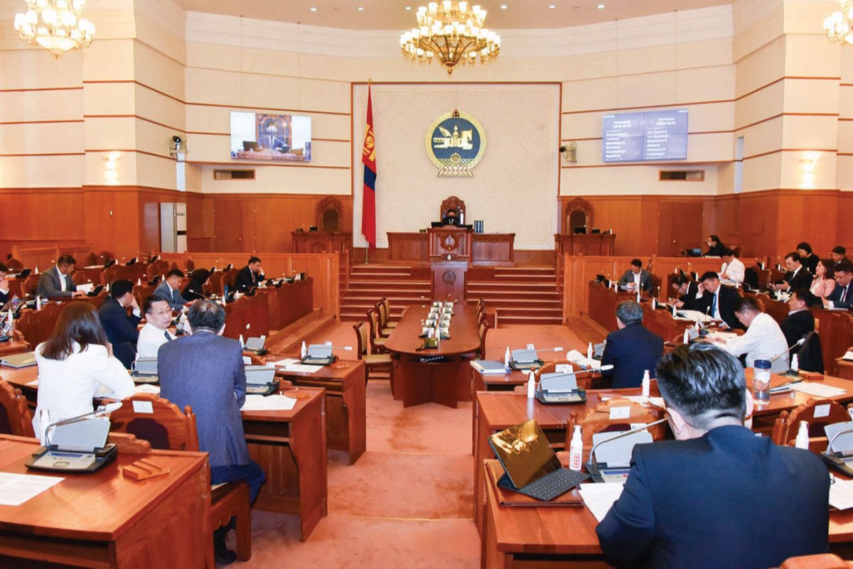 Парламент хэмнэлтийн эсрэг кноп дарав